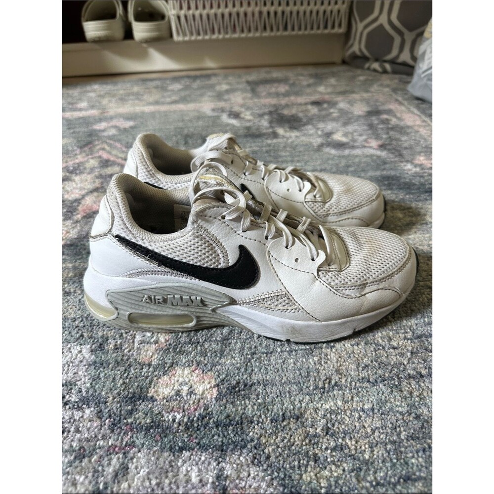 Nike White and Black Women's 6.5 Air Max Sneakers in Good Condition!